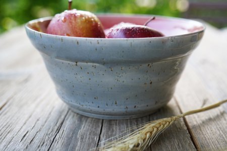 Preview: Handgetöpferte Ramenschale aus Keramik – grau und rotrosa